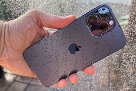 Hướng dẫn cách xử lý điện thoại iPhone 14 rơi xuống nước hiệu quả